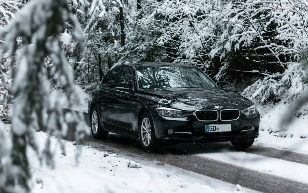 Opony zimowe czy całoroczne? Czy zima można jeździć na oponach uniwersalnych?